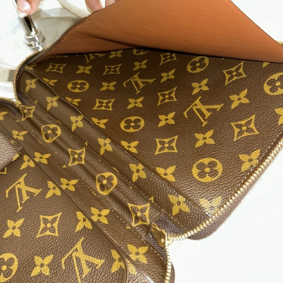 Authentic LOUIS VUITTON ESCAPADO like new with COA - Picture 14 of 15